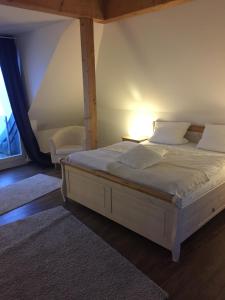 比勒费尔德Schwedenfrieden的卧室配有白色的床和窗户