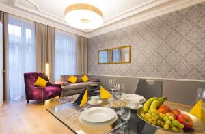 维也纳阿比斯之家服务公寓 - 沃提夫公园的客厅配有带一碗水果的桌子