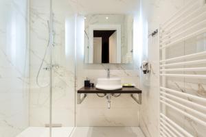 维也纳阿比斯之家服务公寓 - 沃提夫公园的一间带水槽和淋浴的浴室