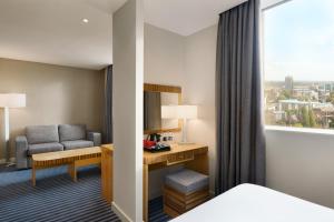 Ramada Hotel & Suites by Wyndham Coventry的休息区