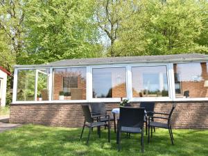 格拉尔-米里茨Modern Holiday Home in Graal-Muritz Germany with Garden的草地上带桌椅的庭院
