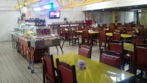洛韦拉拉戈阿祖尔酒店的餐厅内带桌椅的用餐室