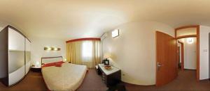 库蒂纳库缇纳酒店的配有一张床和一张书桌的酒店客房