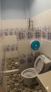 班武里府三个海湾度假酒店的浴室设有蓝色和白色壁纸,配有卫生间