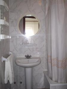 圣地亚哥德拉里贝拉K-西托旅馆的白色的浴室设有水槽和镜子