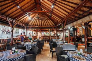 Kuta Puri Bungalows, Villas and Resort餐厅或其他用餐的地方