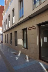 托雷德尔马尔Apartamentos Levante - Mares的建筑的侧面有标志