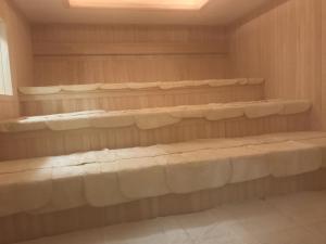 广岛广岛Spa豪华桑拿浴室胶囊旅馆（只限男性）的衣柜里设有木架的房间