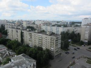 乌法Комфортная квартира на Комсомольской 148的享有城市和高楼的景色