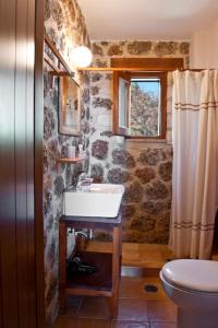 塞尼梅西奇卡罗勒凡达旅馆的一间带水槽和卫生间的浴室