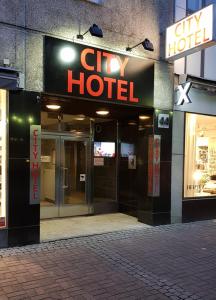 克里斯蒂娜港City Hotel的城市酒店,带有读取城市酒店的标志