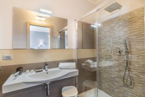 卡斯特尔萨多玫瑰之风酒店的一间带水槽和淋浴的浴室