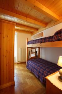 莫尔韦诺Casa Rubino Lake & Dolomites的一间卧室配有两张双层床。