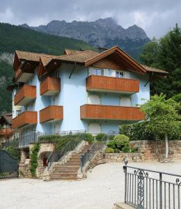 莫尔韦诺Casa Rubino Lake & Dolomites的大楼内设有楼梯和阳台
