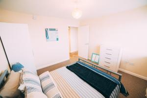 贝尔法斯特City centre penthouse apartment的一间卧室配有一张床和一张沙发