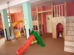 什平德莱鲁夫姆林Pension Borůvka的儿童房设有滑梯和游乐区