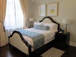 夏洛特顿悉尼精品宾馆及套房的一间卧室配有一张带蓝色枕头的床