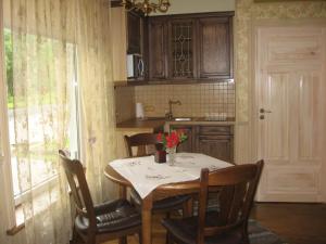 TreimaniKalbuse House的厨房配有桌椅、桌子和窗户。
