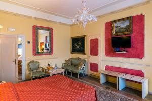 博洛尼亚安蒂卡达兹格里奥迪沙姆酒店的一间带床和电视的客厅