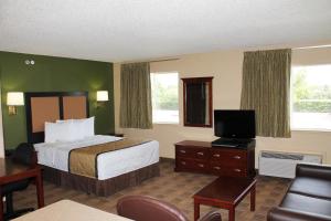 休斯顿美国长住酒店 - 休斯敦 - 凯蒂高速公路 - 能源走廊的配有一张床和一台平面电视的酒店客房