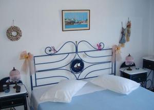 巴特斯欧梅尔特米公寓式酒店的一间卧室配有蓝色的床和2个床头柜