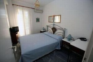 巴特斯欧梅尔特米公寓式酒店的一间卧室配有一张床和一台电视。