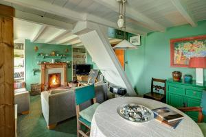阿贝达隆Aberdaron Cottage 2 Bryn Chwilog的客厅配有桌子和壁炉