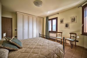 卡西诺La Residenza di Carolina的一间卧室配有一张大床和一把椅子
