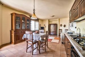 卡西诺La Residenza di Carolina的厨房配有桌椅和柜台。