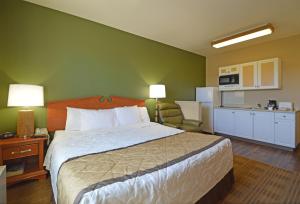朱诺美国长住酒店 - 朱诺 - 谢耳西蒙斯路的酒店客房带一张床和一个厨房