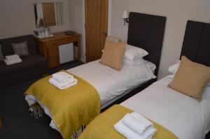 波特里Air Leth Bed & Breakfast的一间设有两张床铺和毛巾的房间