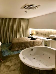 维亚纳堡多帕克酒店的带浴缸和床的酒店客房