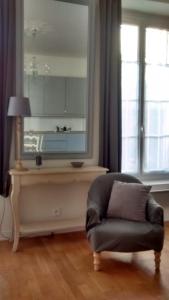 凡尔赛小芒萨尔公寓的客厅配有椅子和大镜子