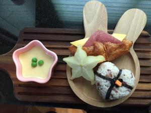 瑞穗乡花莲瑞穗境籁回岚B&B民宿 的上面有寿司和其他食物的木板
