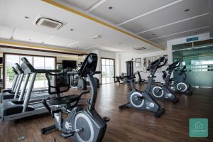 怡保JOMSTAY Majestic Ipoh Suites的健身房设有数台跑步机和健身自行车