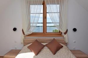 特拉凯Prie Žiedo的一间卧室设有一张床和一个大窗户
