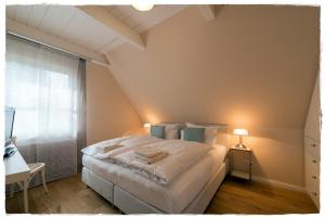 朗克维茨Ferienhaus Flieder in Liepe的卧室配有一张大白色床和窗户