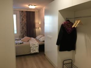 拉赫蒂Lahti City Home的一间带一张床和一个衣柜的小卧室