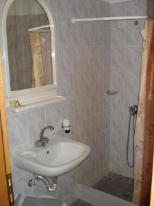 米里纳Filoktitis的一间带水槽、镜子和淋浴的浴室
