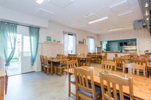 Romakloster罗马村庄布鲁克斯住宿加早餐旅馆的用餐室配有木桌和椅子