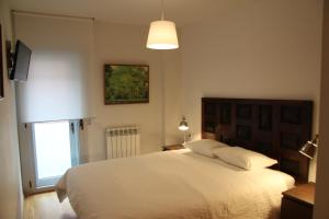 菲格拉斯菲格雷斯中心公寓的卧室设有一张白色大床和一扇窗户。
