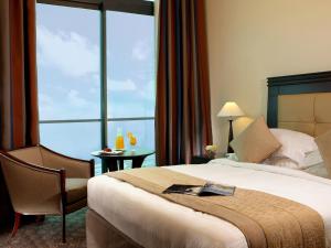贝鲁特洛塔纳若诗阿家酒店的酒店客房设有一张床和一个大窗户