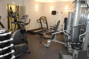 托雷洪-德阿尔多斯托雷洪埃塞特酒店的一间健身房,里面配有几台跑步机