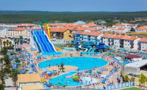 普拉亚达维埃拉Hotel Cristal Praia Resort & SPA的度假村水上公园的空中景观