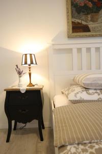 扎达尔The 2Sisters Suite的一间卧室配有一张床和一张带台灯的桌子