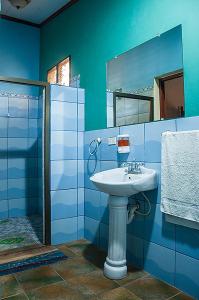波波约Hostel Sunset Villas Popoyo的蓝色的浴室设有水槽和镜子