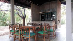 丹不拉Rangiri Dambulla Resort的天井上的木桌和椅子