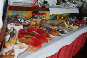 布希奥斯天空之门旅馆的一张包含多种不同食物的自助餐桌