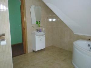 YahotynOselya Guest House的浴室配有盥洗盆和浴缸。