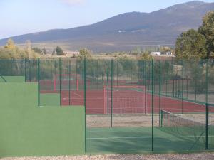 里亚萨Camping Riaza的网球场和2个网球场